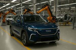 TOGG fabrikasında elektrikli araç montaj hattında çalışan robotik sistemler